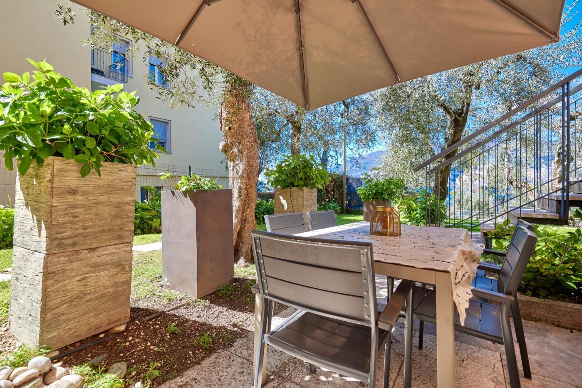 Callalillyjardin Malcesine Luaran gambar