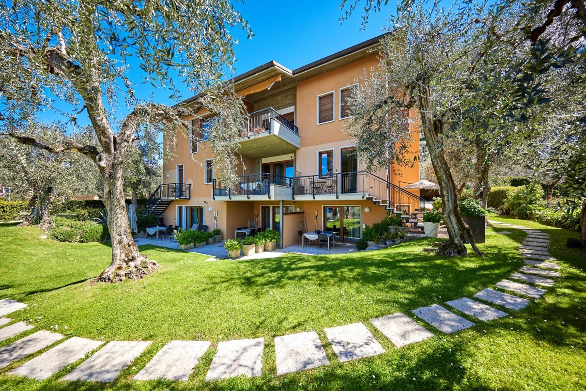 Callalillyjardin Malcesine Luaran gambar